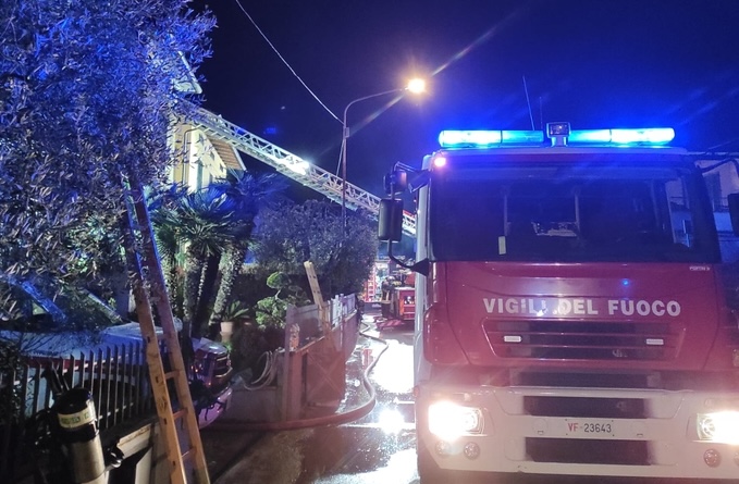 Incendio in un'abitazione a Quarrata, tetto parzialmente crollato: nessuna persona coinvolta