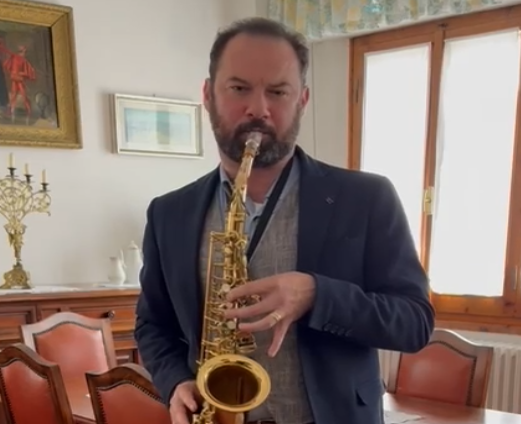 Liberazione, il sindaco Falorni suona Bella Ciao al sax