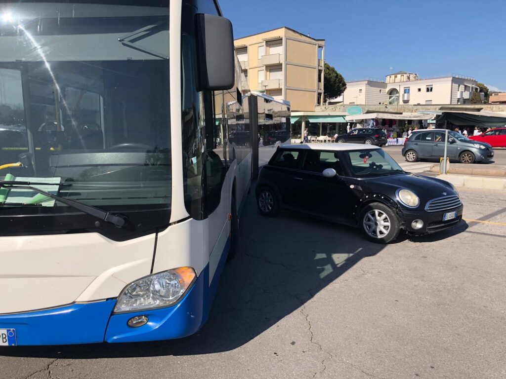 Sosta vietata blocca bus a Pisa e Tirrenia, Autolinee Toscane valuta la denuncia