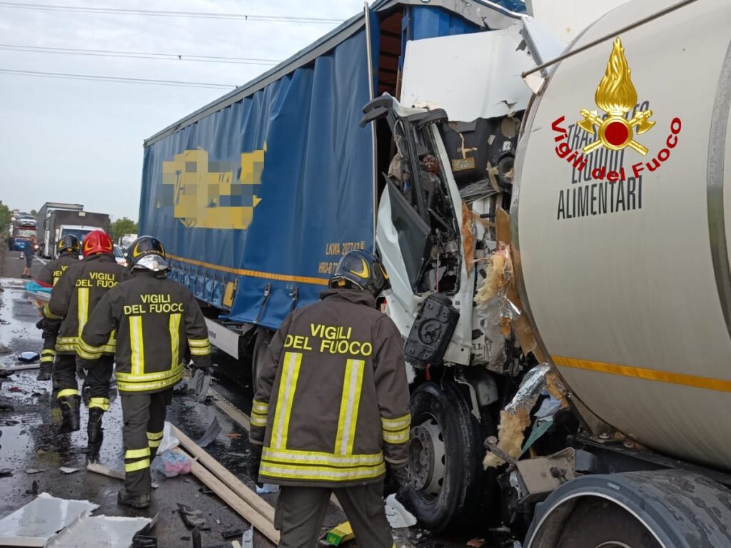 Fi-Pi-Li, incidente tra due mezzi pesanti a Lavoria