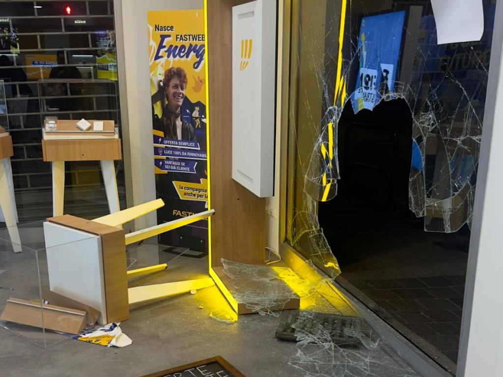 Spaccata al Fastweb Store di Empoli, ladri rubano smartphone nella notte