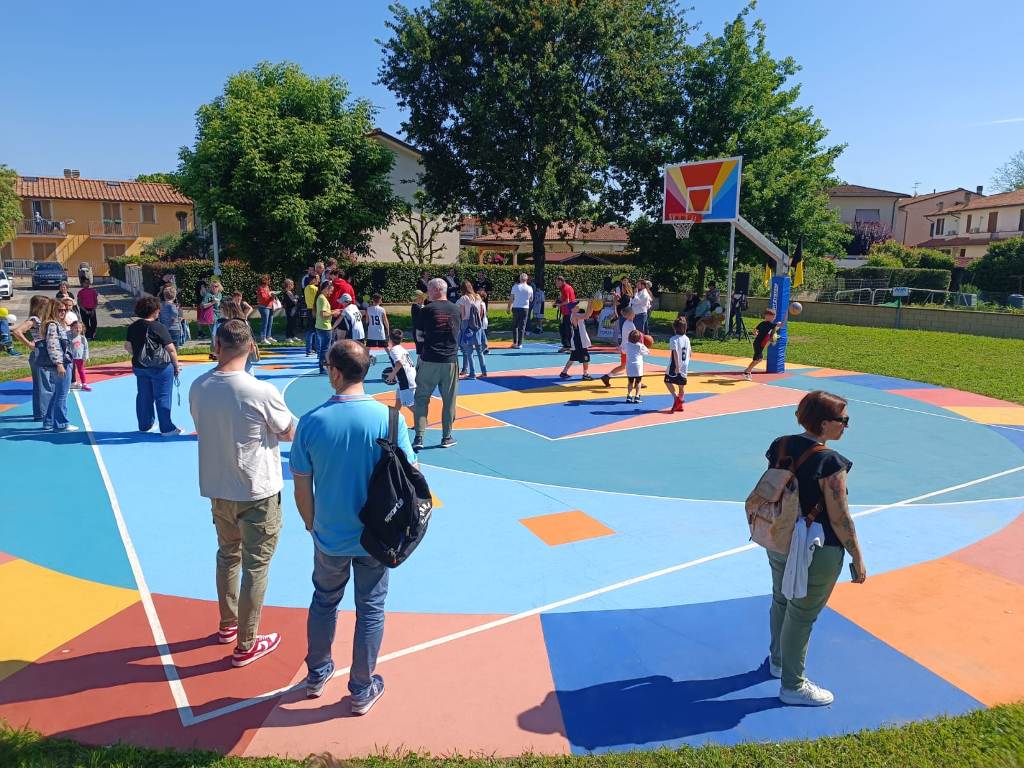 Il campo da basket di Migliarino si colora con lo street artist Gio Pistone