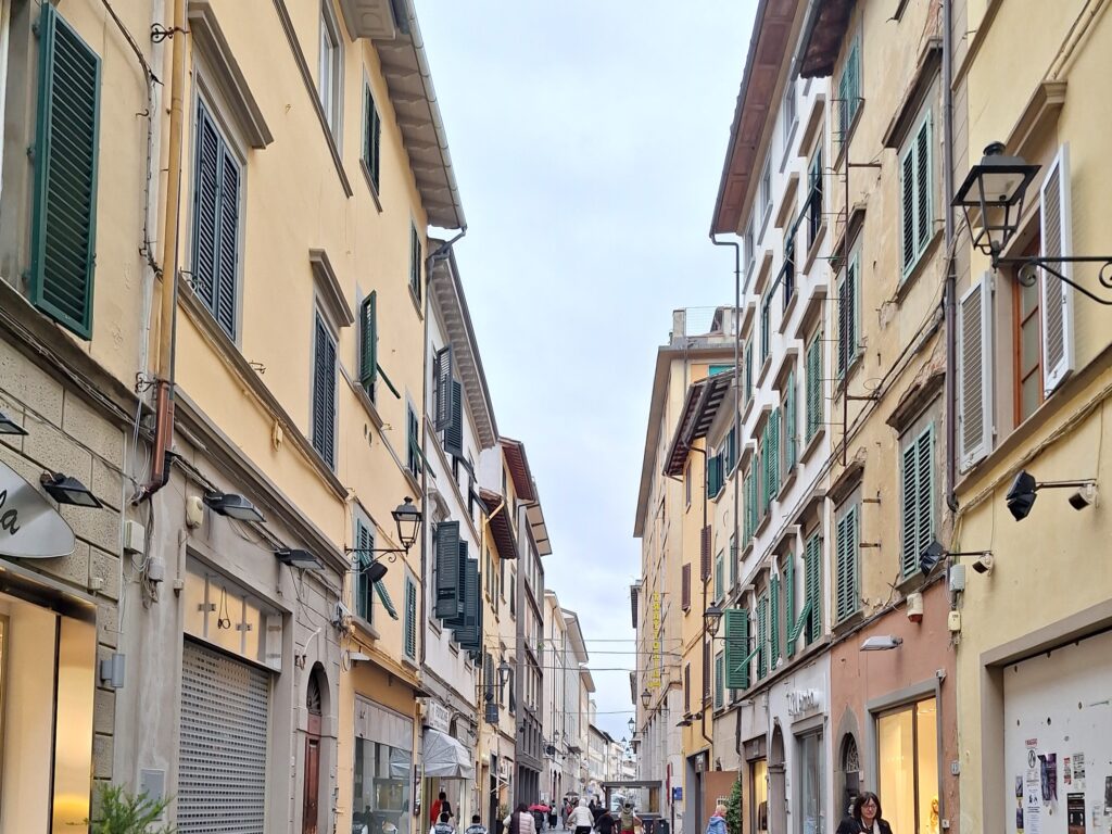 Tenta furto in centro poi colpisce poliziotti: arrestato a Empoli