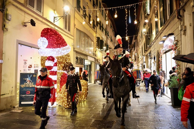 LA FANFARA DEI CARABINIERI A CAVALLO AD EMPOLI CITTA' DEL NATALE.doc 7