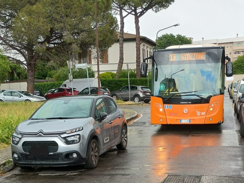 Pisa_Autolinee_Toscana_Bus_Bloccati_macchine_parcheggiate_denuncia1114