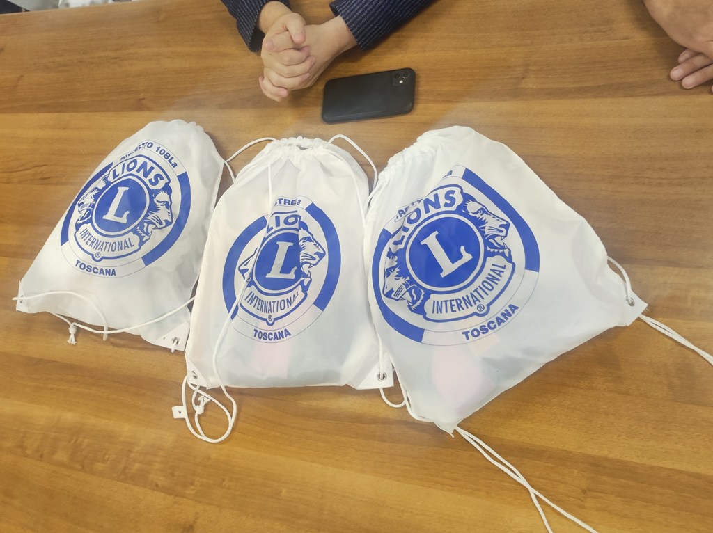 Consegna kit Lions a Campostaggia - Foto 1
