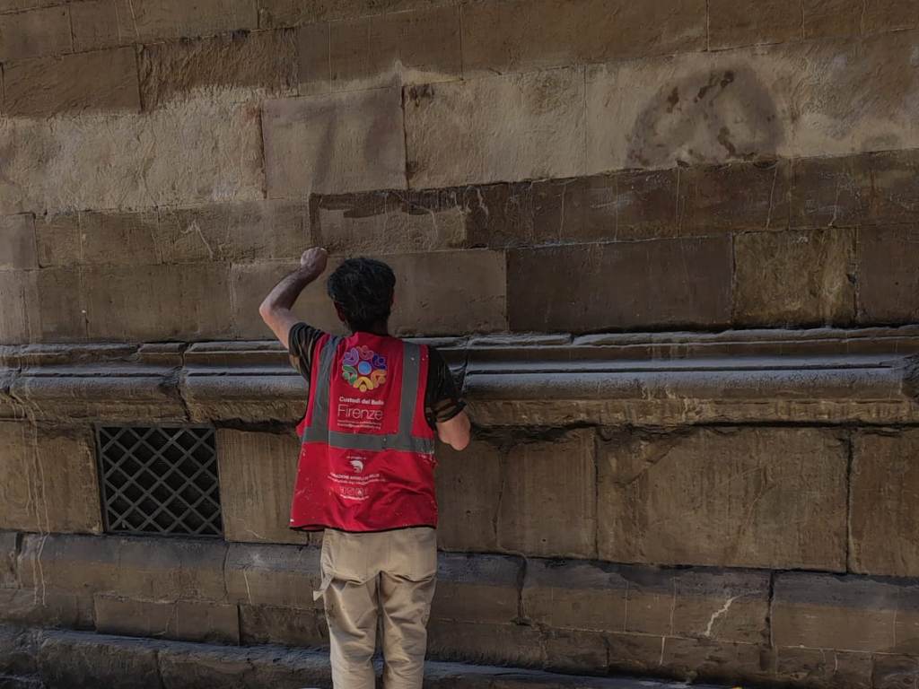 fondazione_custodi_del_bello_rupulita_facciata_chiesa_santa_trinita_vandalizzata_firenze_2025 (1)