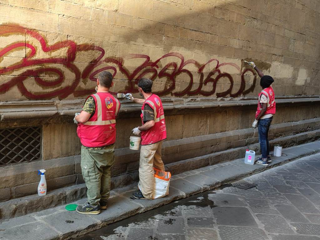 fondazione_custodi_del_bello_rupulita_facciata_chiesa_santa_trinita_vandalizzata_firenze_2025 (11)