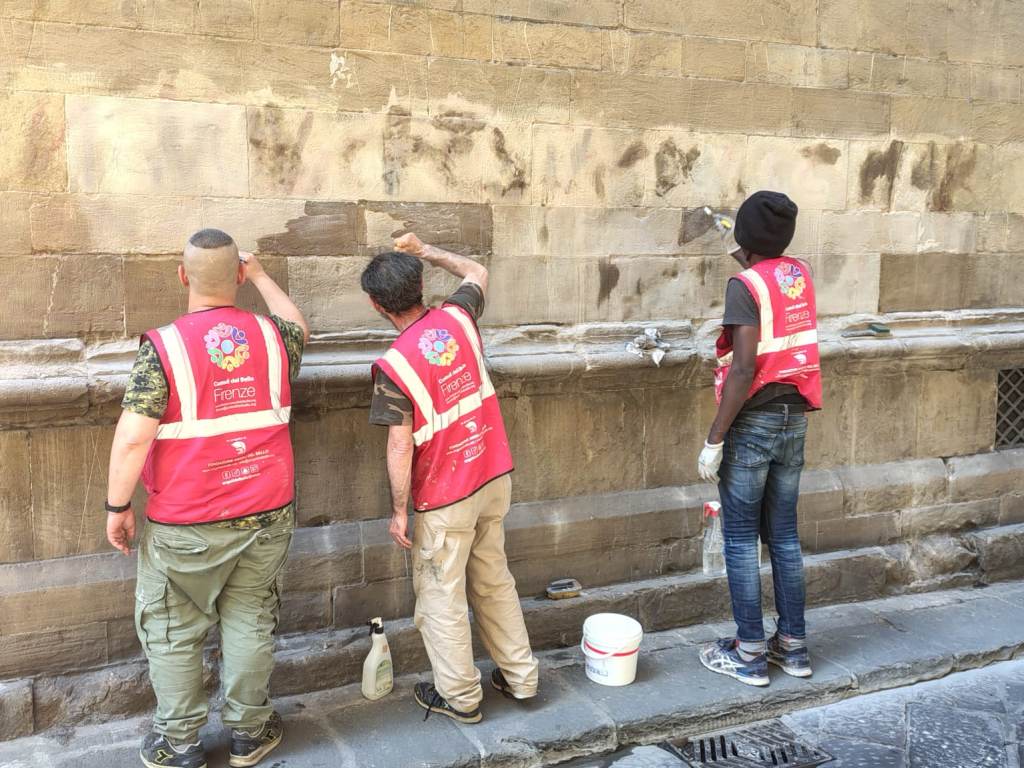 fondazione_custodi_del_bello_rupulita_facciata_chiesa_santa_trinita_vandalizzata_firenze_2025 (2)