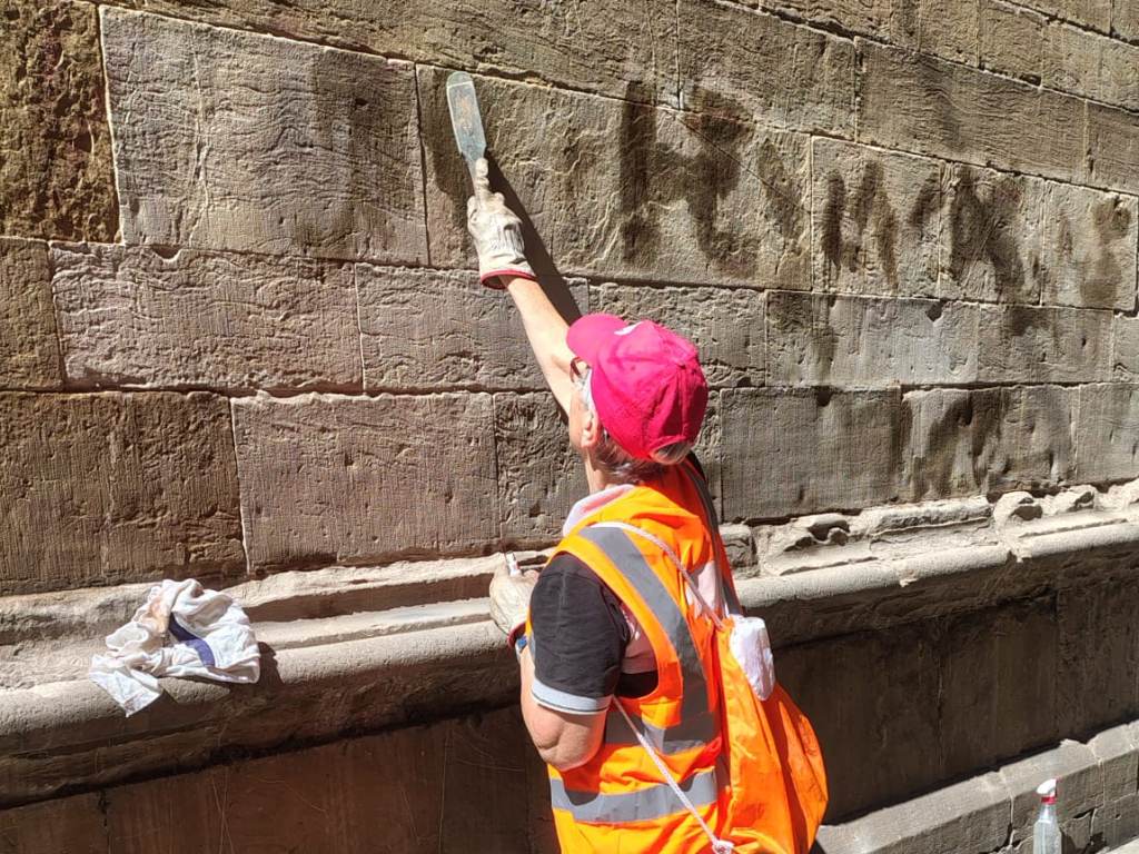 fondazione_custodi_del_bello_rupulita_facciata_chiesa_santa_trinita_vandalizzata_firenze_2025 (4)