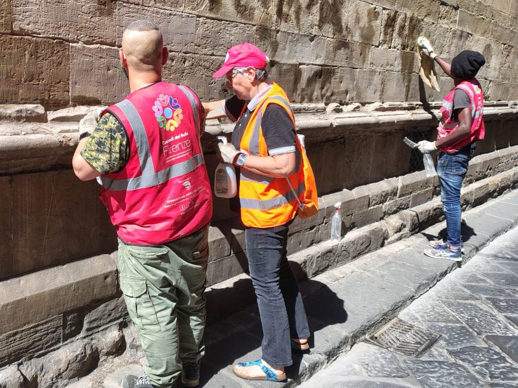 fondazione_custodi_del_bello_rupulita_facciata_chiesa_santa_trinita_vandalizzata_firenze_2025 (5)