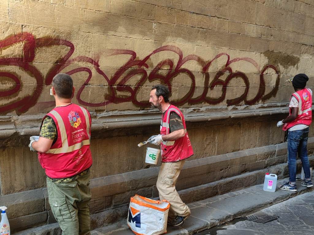 fondazione_custodi_del_bello_rupulita_facciata_chiesa_santa_trinita_vandalizzata_firenze_2025 (7)