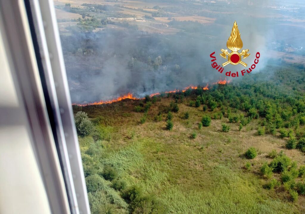 Incendio rotoballe sesto 2025 (2)