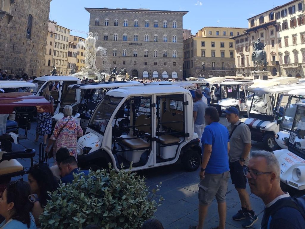 caddy-e-golf-car-in-piazza-signoria-protesta_2