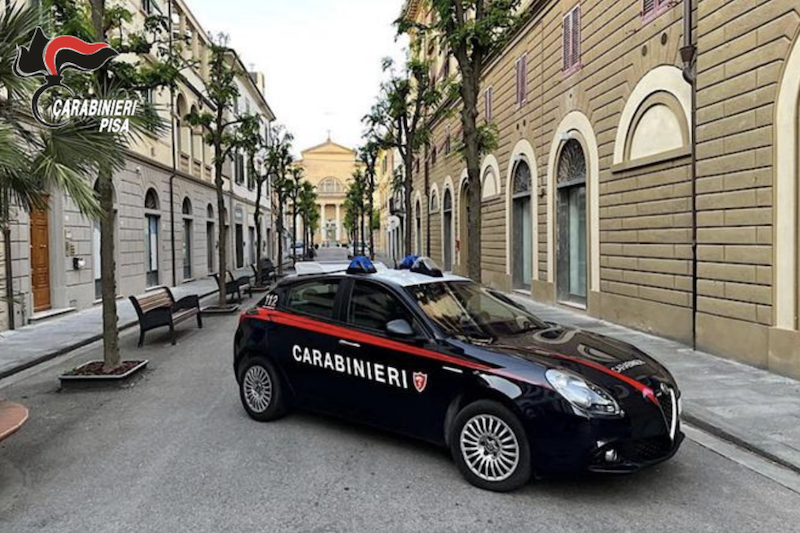Fermati due uomini per spaccio in centro a Pontedera: sequestrati cocaina e hashish