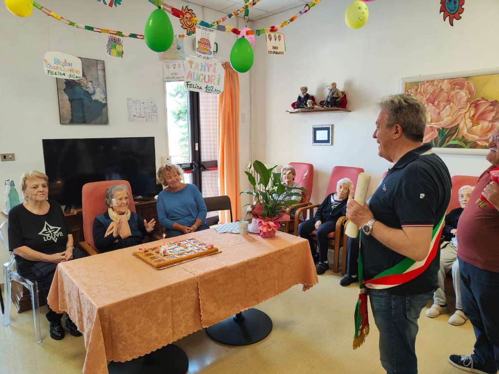 Nonna_felida_compie_102_anni_gambassi (3)