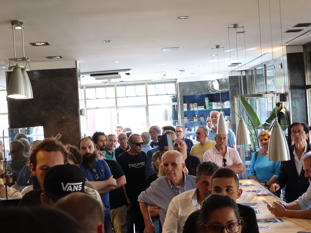 Roberto-Vannacci-Il_generale_Lega-Bar-Cristallo-Empoli-16-settembre-2025 (18)