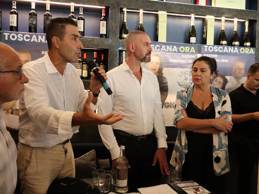 Roberto-Vannacci-Il_generale_Lega-Bar-Cristallo-Empoli-16-settembre-2025 (20)