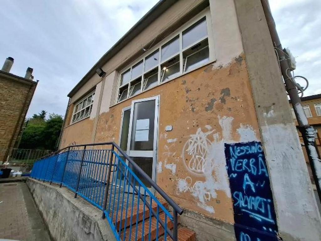 consulta_giovani_vinci_ripulisce_scuola_vandalizzata (2)