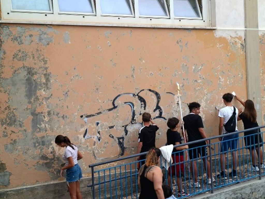 consulta_giovani_vinci_ripulisce_scuola_vandalizzata (5)