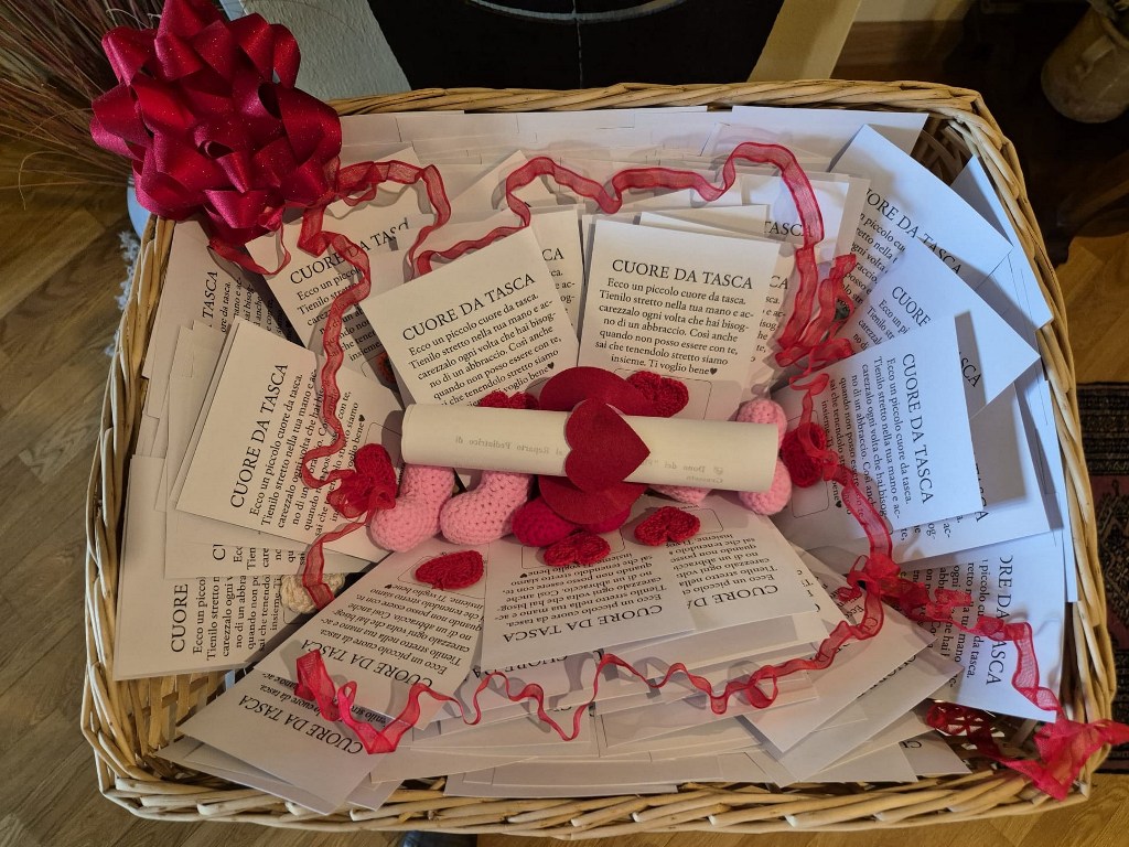 reparto-pediatria-grosseto-donazione-cuori-uncinetto (2)