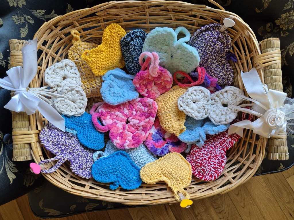 reparto-pediatria-grosseto-donazione-cuori-uncinetto (3)