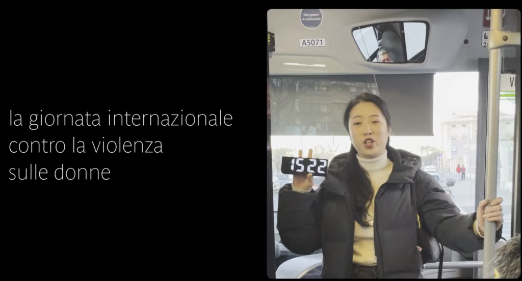 Bus fermi e attrici a bordo: AT sensibilizza contro la violenza sulle donne