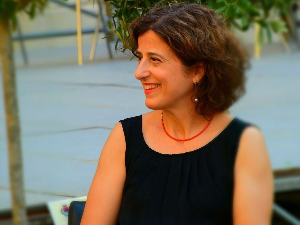 La giornalista Elvira Serra presenta a Pisa “Le voci di via del silenzio”