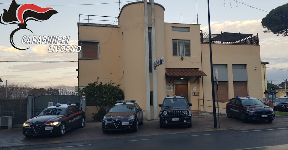 Si finge carabiniere, modifica numero di telefono e induce la vittima a versare 18mila euro: due denunce