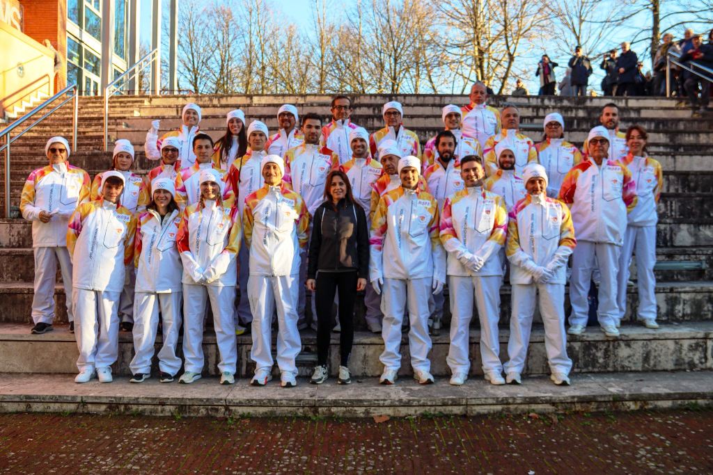 Pisa abbraccia la fiamma olimpica: grande festa per le strade del centro e sotto la Torre
