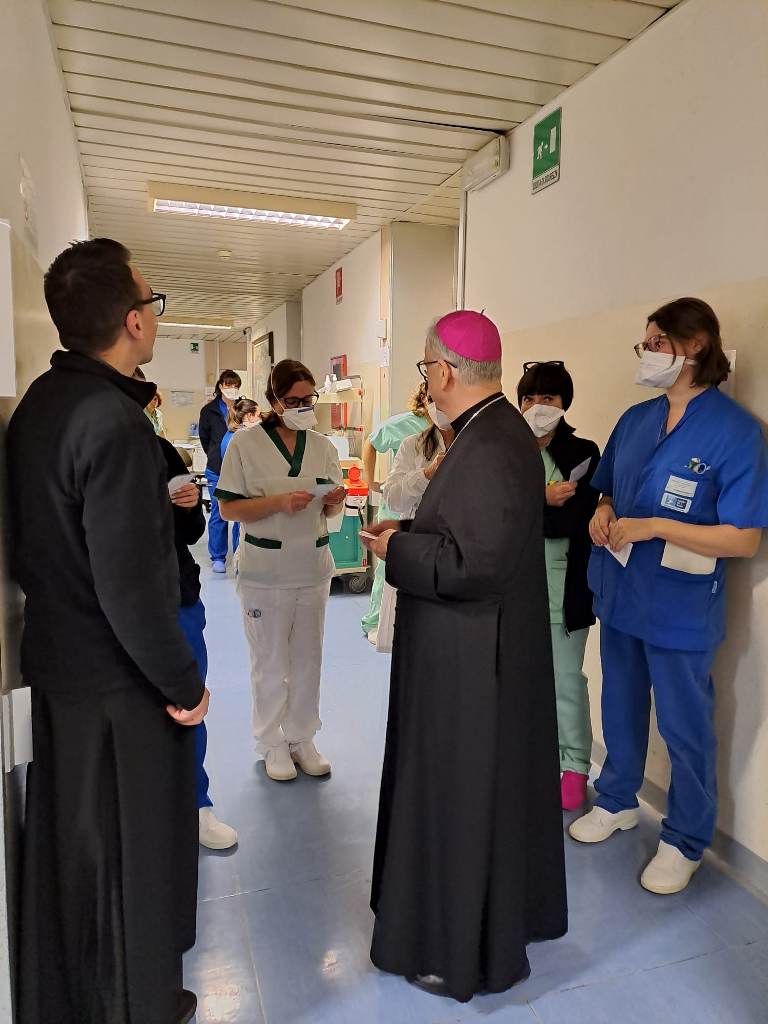 Mons. Tardelli con il personale sanitario