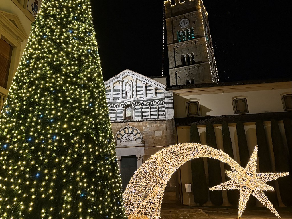 Ad Altopascio è già Natale: accese le installazioni luminose nel capoluogo e nelle frazioni