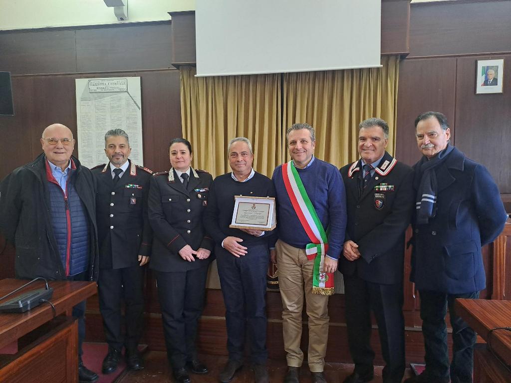 Consegna targa Paonessa autorità militari