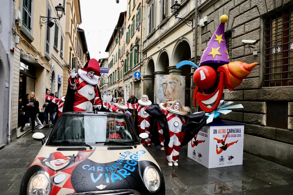 burlamacco e burlamacchi in parata in centro