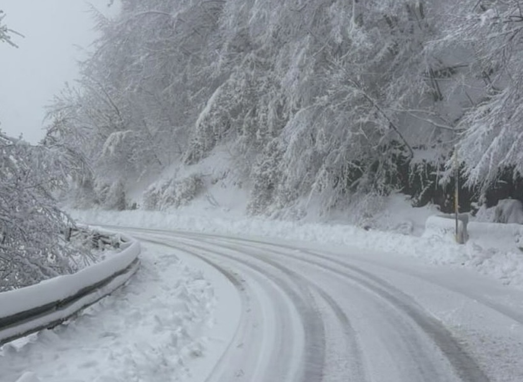 Neve in Toscana, regione imbiancata: mezzi in azione e allerta gialla. Nevicata in A1