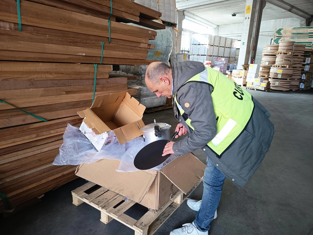 sequestro-1200-padelle-pentole-non-conformi-porto-di-livorno