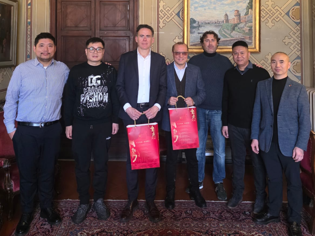 Delegazione di imprenditori cinesi incontra il sindaco di Pisa Michele Conti