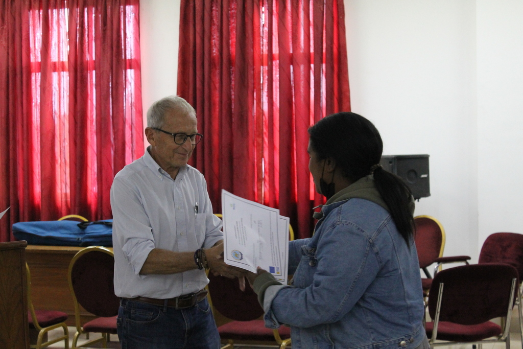 Il dr. Mannelli consegna l'attestato di partecipazione al corso