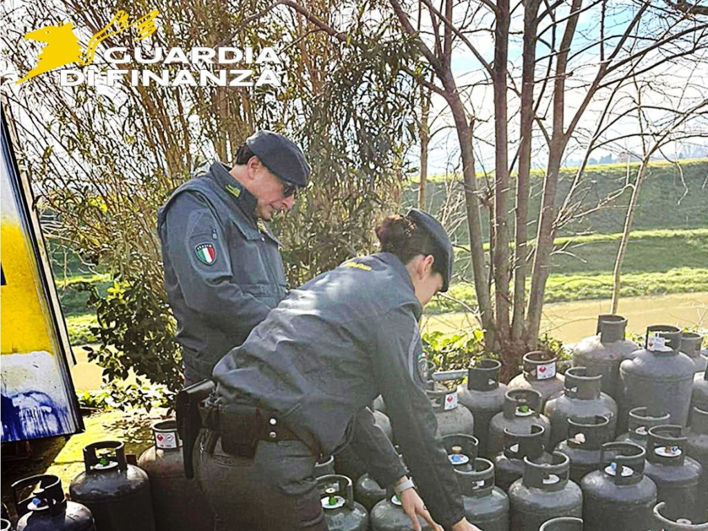 Gpl stoccato in modo irregolare nel Pisano: sequestrate 127 bombole, 2 denunce