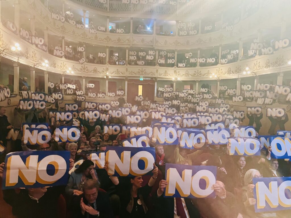 Centinaia di cartelli con la scritta NO: al Teatro Niccolini il flash mob per la chiusura della campagna referendaria
