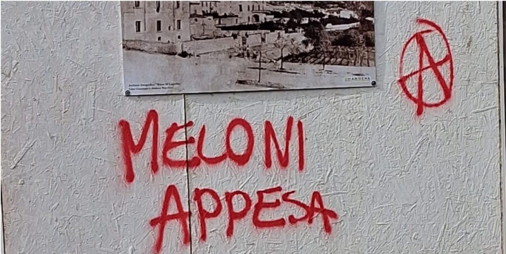 "Meloni appesa": scritte contro la premier a Massa