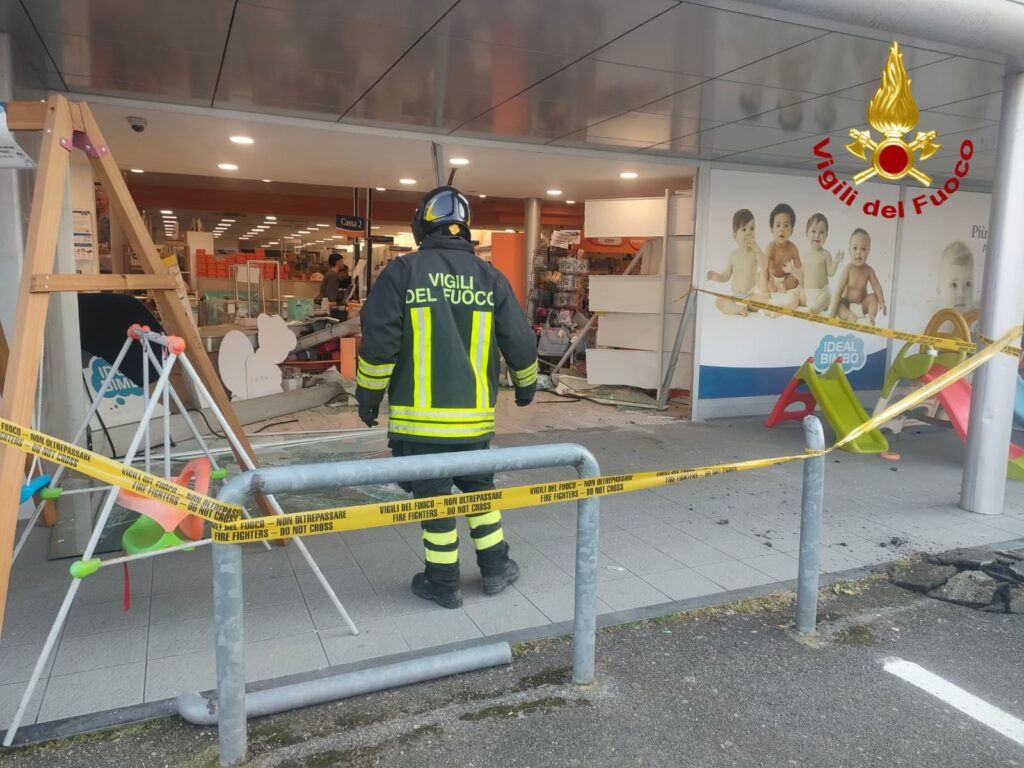 Auto sfonda vetrata di un negozio a Calcinaia, nessun ferito