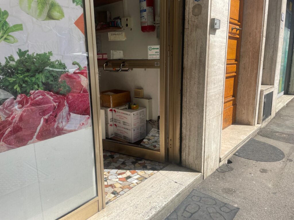 Doppio colpo in negozio etnico a Empoli, colpo di pistola durante rapina