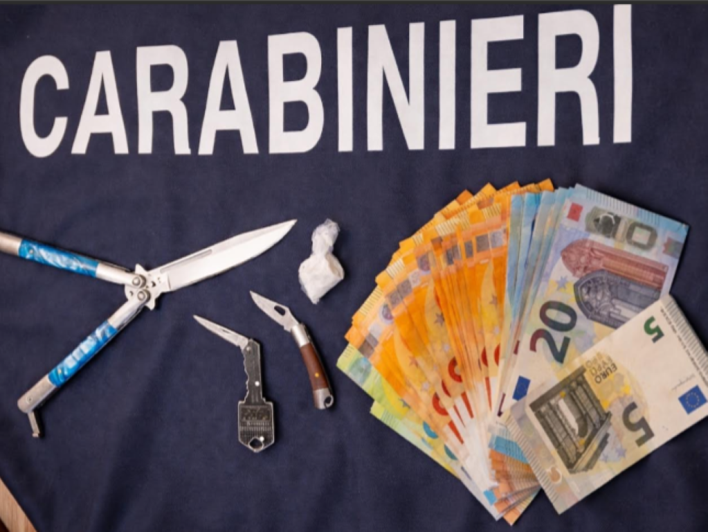 Portoferraio, aveva coltelli e cocaina nel marsupio: denunciato 30enne