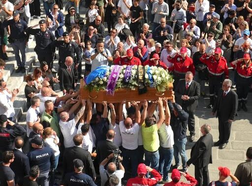 Ucciso a Massa davanti al figlio, grande folla ai funerali