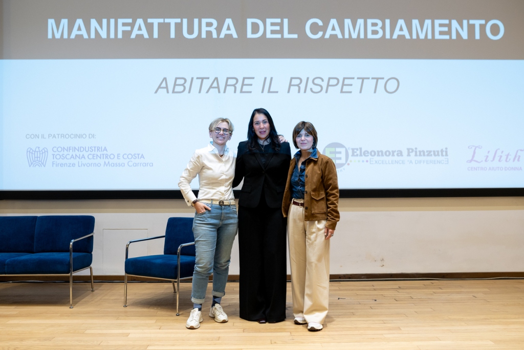 Holding Morelli_Manifattura del Cambiamento_Professoressa Eleonora Pinzuti, Azzurra Morelli e Brenda Barnini