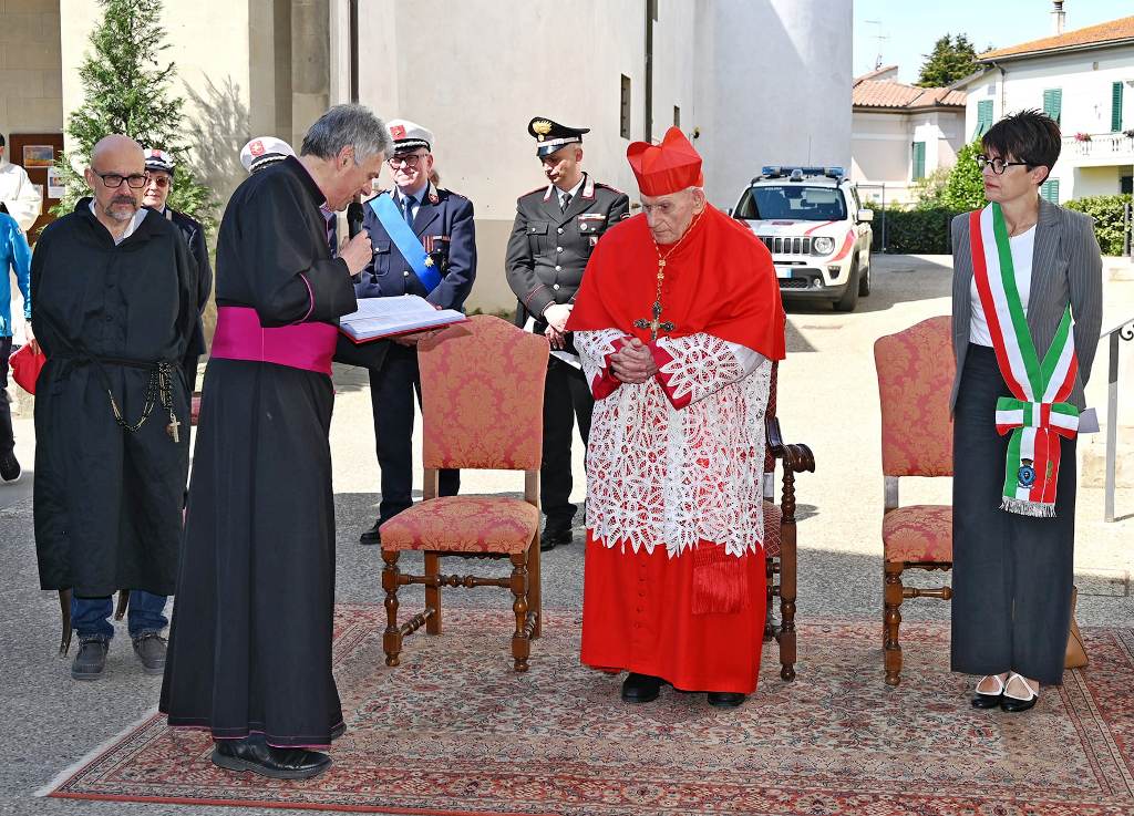 Il Cardinale con Don Stefano Ulivi e la sindaca Sara Di Maio