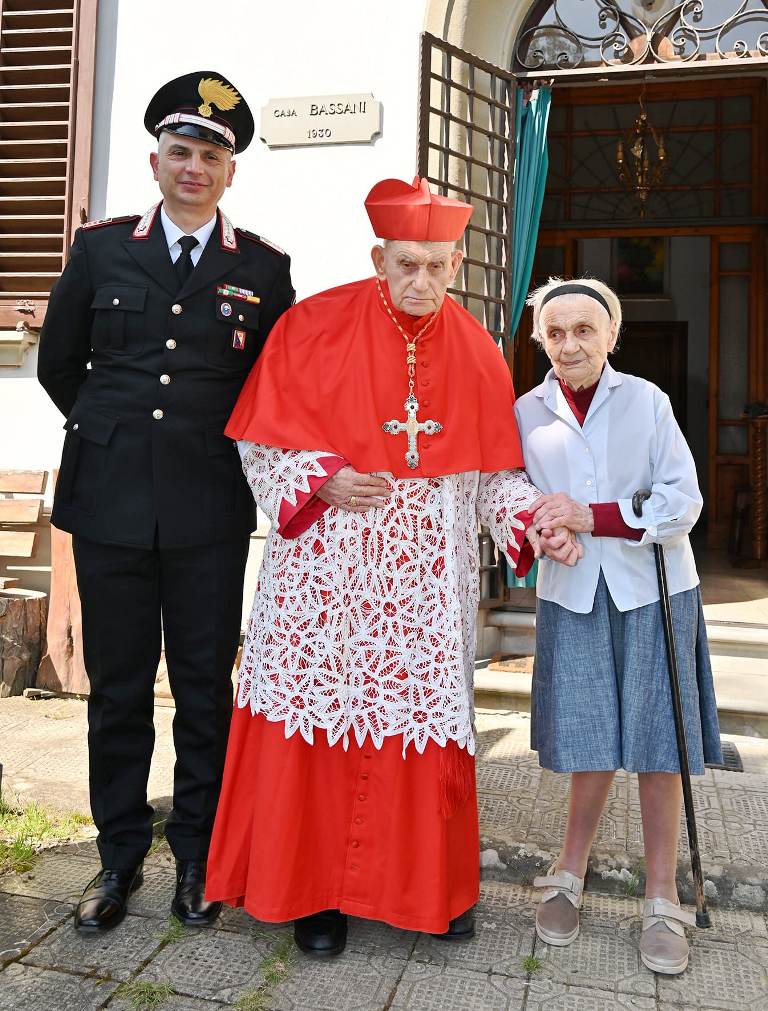 Il Cardinale con il Comandante Francesco Fiore e la maestra Maria Bassani