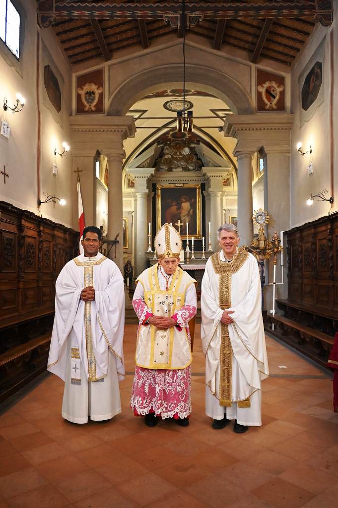 Il Cardinale con parroci all'interno dell'Oratorio Misericordia SS. Sebastiano e Rocco