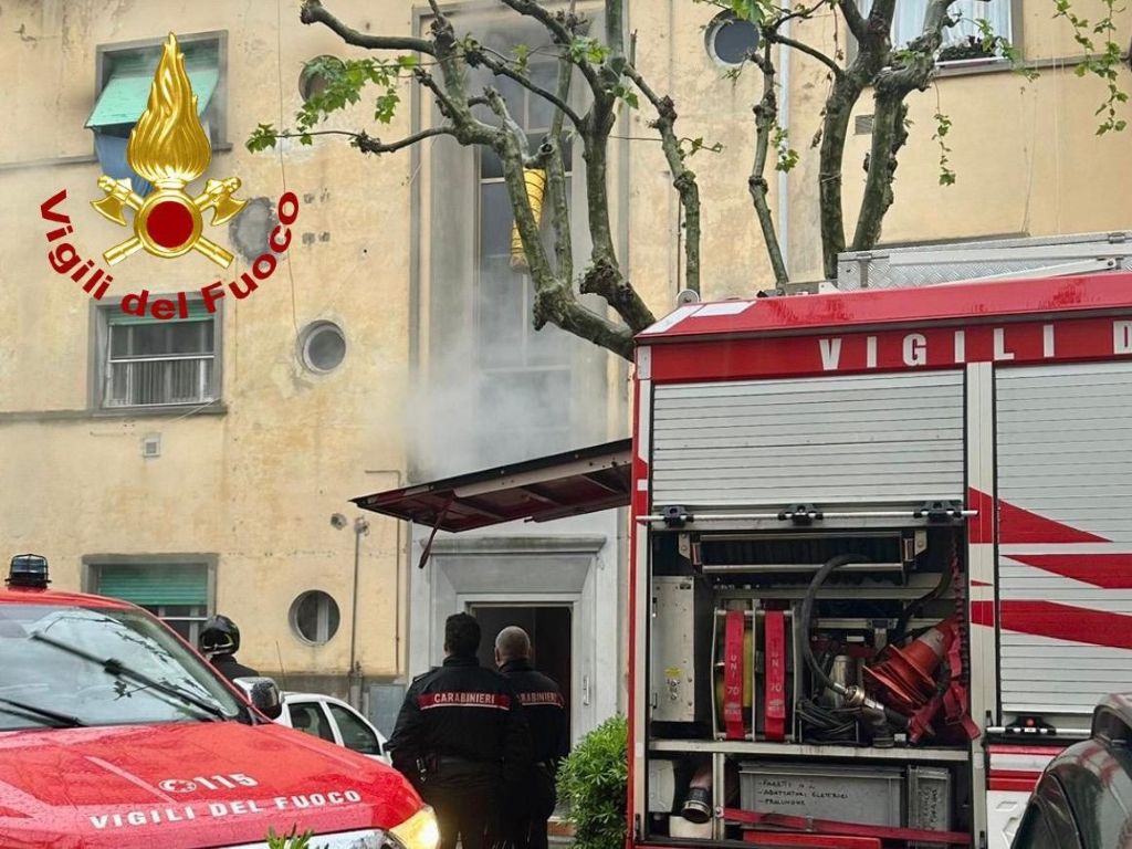 Pontedera, incendio in un appartamento al Villaggio Piaggio: nessun ferito